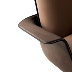 Poltrona girevole Clori con inserti in legno di noce