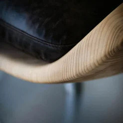 Poltrona girevole Creus in cedro di Pininfarina