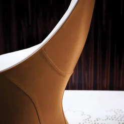 Poltrona girevole Derby bianca e pelle oro con pouf di Noé Duchaufour-Lawrance