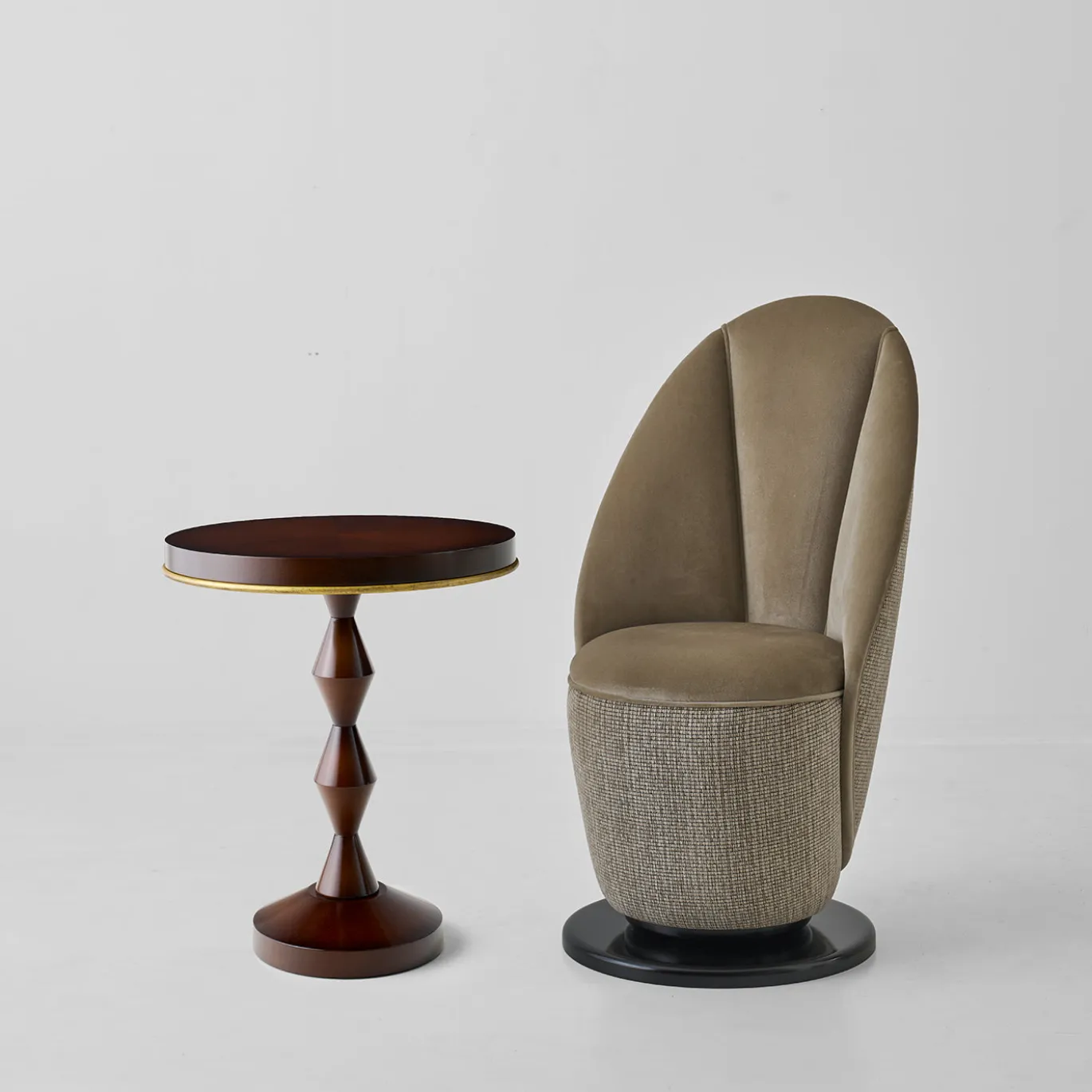 Poltrona girevole in velluto beige