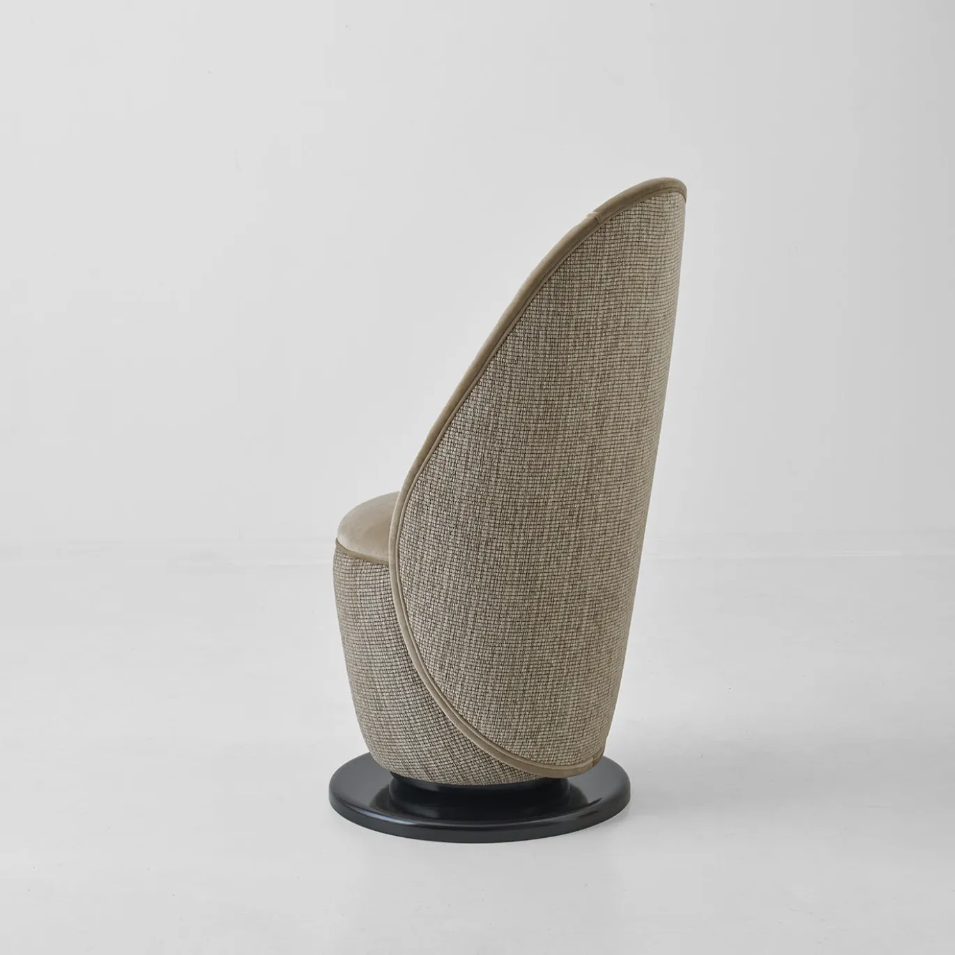 Poltrona girevole in velluto beige