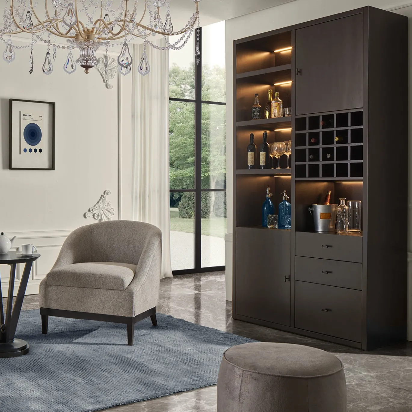 Poltrona Grigia con Base in Legno Liquirizia della Collezione Studio Privè