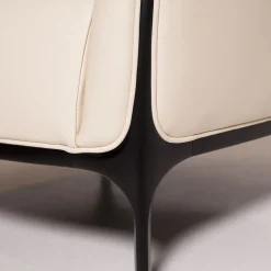 Poltrona Koral bianco panna con profilo laccata nera