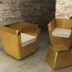 Poltrona Lingotto Gold con braccioli di Garilab di Piter Perbellini