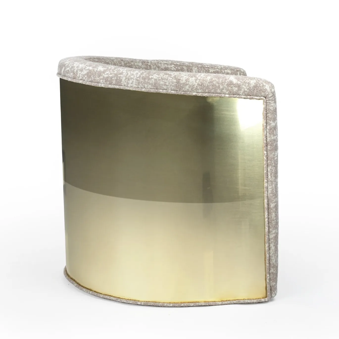 Poltrona Livio con dettagli in ottone dorato