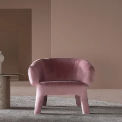 Poltrona Lola in velluto color malva di Paola Navone