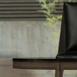 Poltrona lounge con tavolino laterale in legno di frassino nero della Costa Ovest con marmo Vanilla Noir