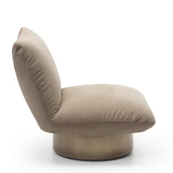 Poltrona lounge Hope in pelle beige con base rifinita in ottone
