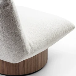 Poltrona lounge Hope White con base in noce Canaletto