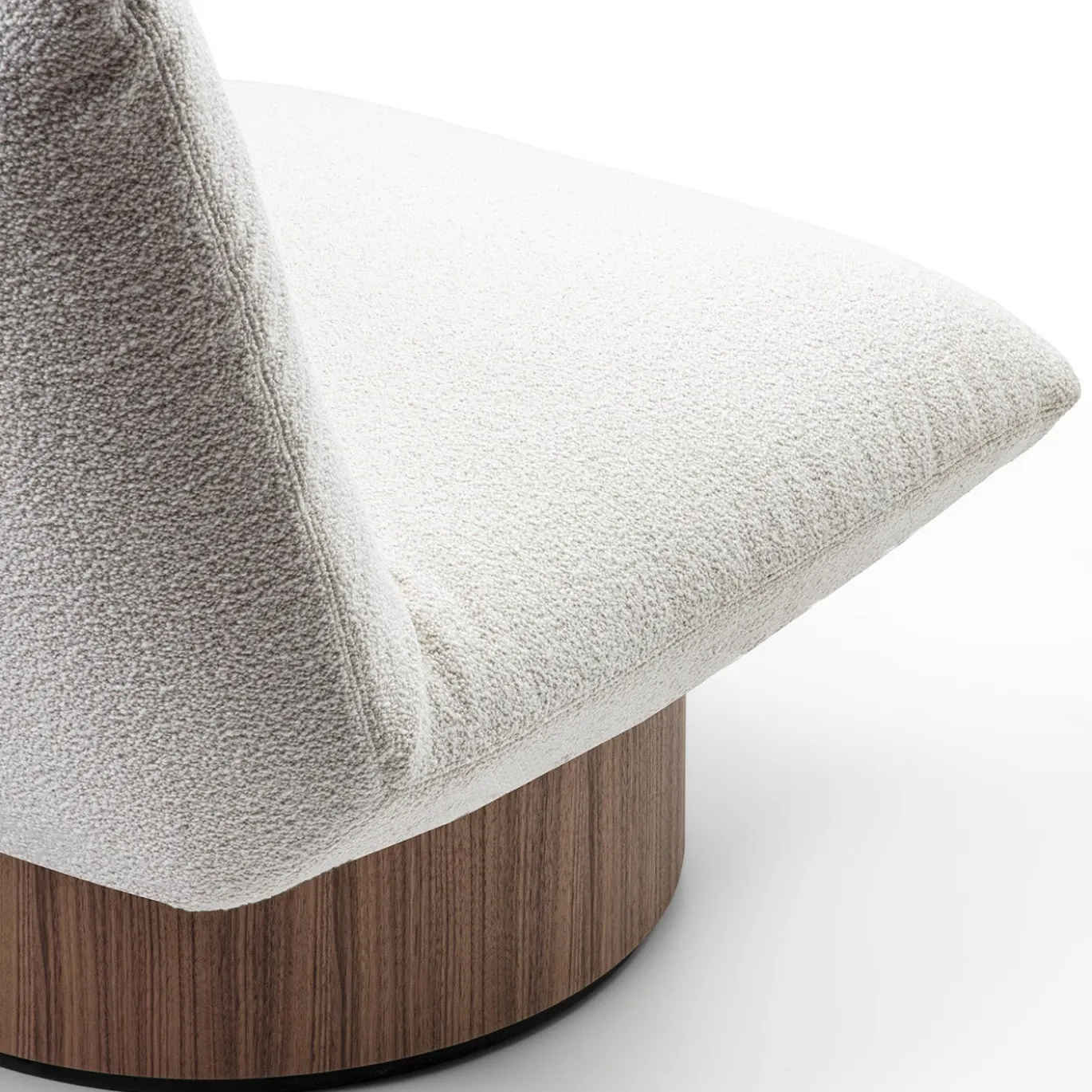 Poltrona lounge Hope White con base in noce Canaletto