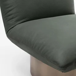 Poltrona lounge in pelle verde Hope con base con finitura in ottone