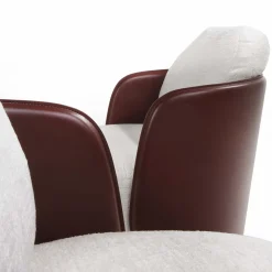 Poltrona lounge Isabel con seduta imbottita e schienale in cuoio