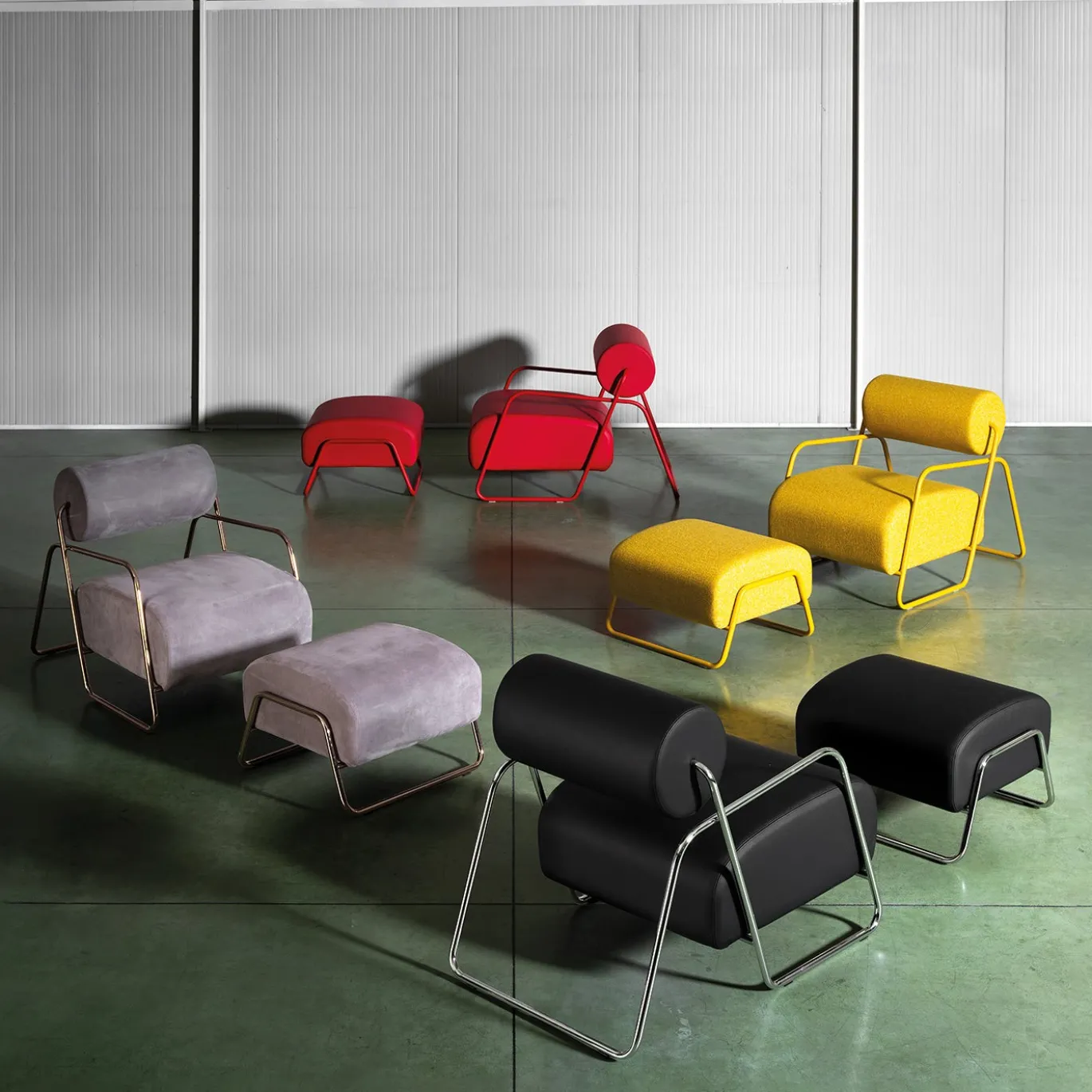 Poltrona Lounge Kate Comfort in Pelle Nabuk Grigia con Poggiapiedi