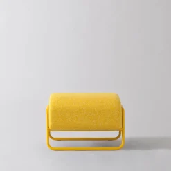 Poltrona lounge Kate Spark in tessuto tweed giallo con poggiapiedi