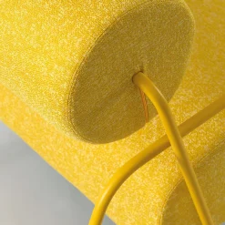 Poltrona lounge Kate Spark in tessuto tweed giallo con poggiapiedi