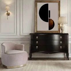 Poltrona Marceline in velluto con base in legno laccato metallico