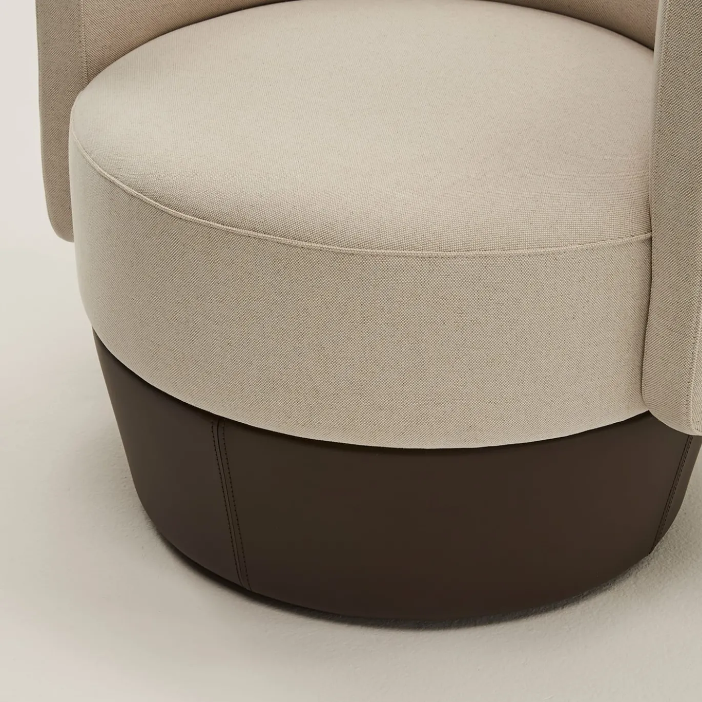 Poltrona Margot in pelle beige