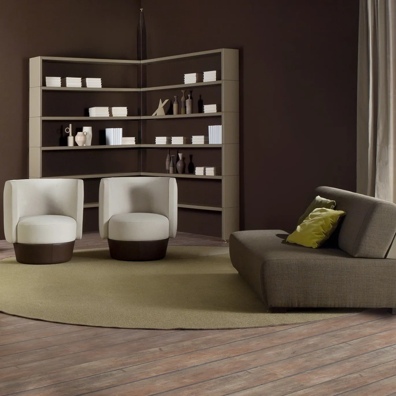 Poltrona Margot in pelle beige