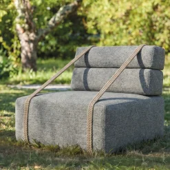 Poltrona per esterni Docker in tessuto sablé chenille blu ciano