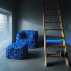Poltrona Senzafine in resina blu di Gaetano Pesce