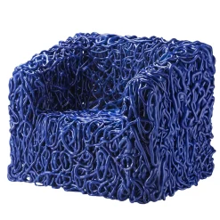 Poltrona Senzafine in resina blu di Gaetano Pesce