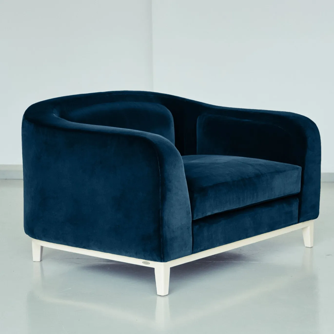 Poltrona Zeno Eco In Velluto Blu Scuro Di Brian Sironi