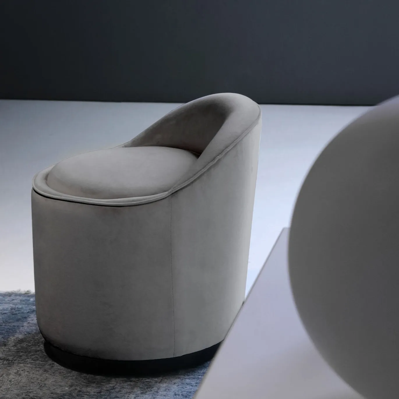 Poltroncina Elettra rotonda in velluto grigio con base nera