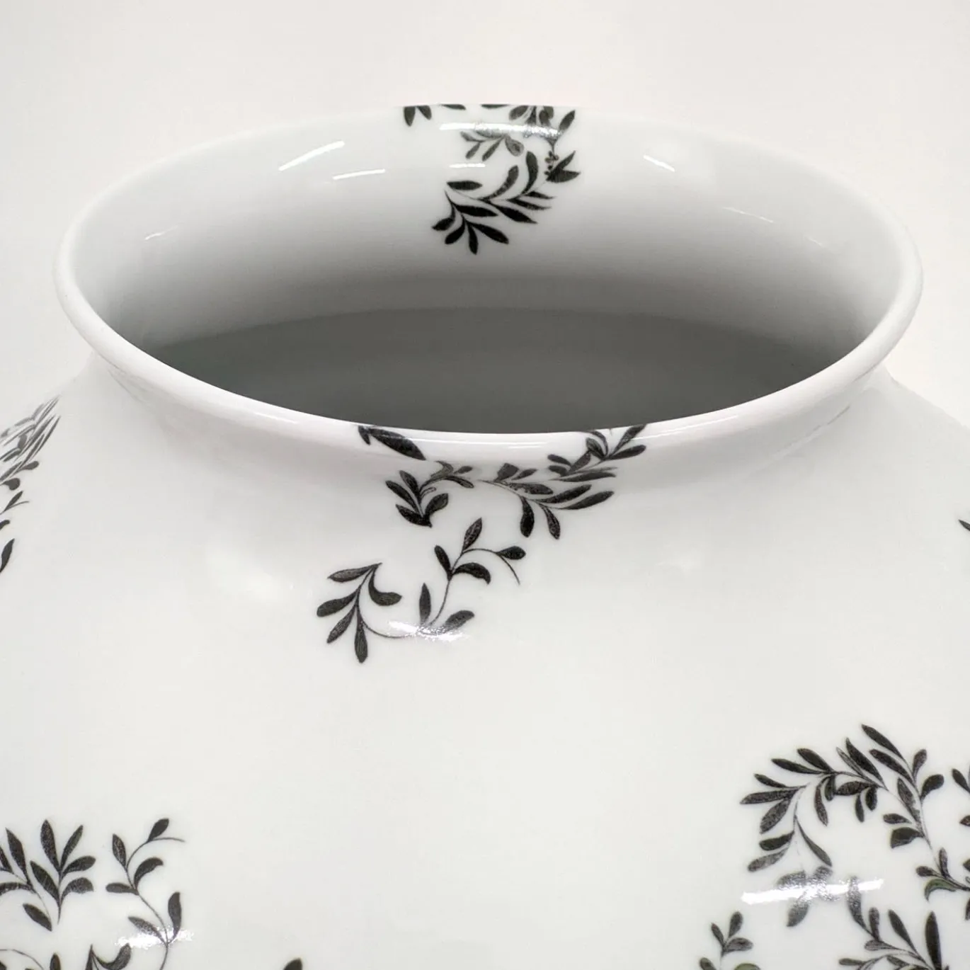 Pompei Vaso ad anfora con rami e gioielli h27cm