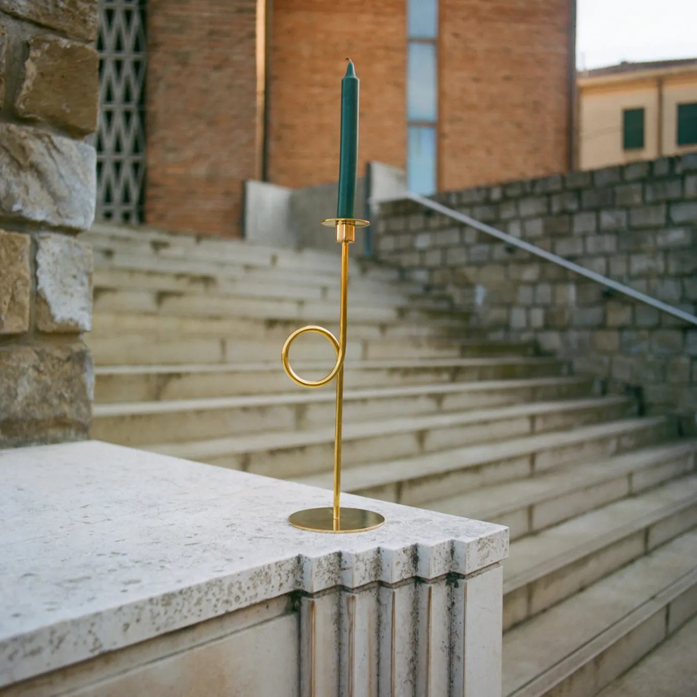 Portacandela Eva in ottone dorato by Gregory Beson