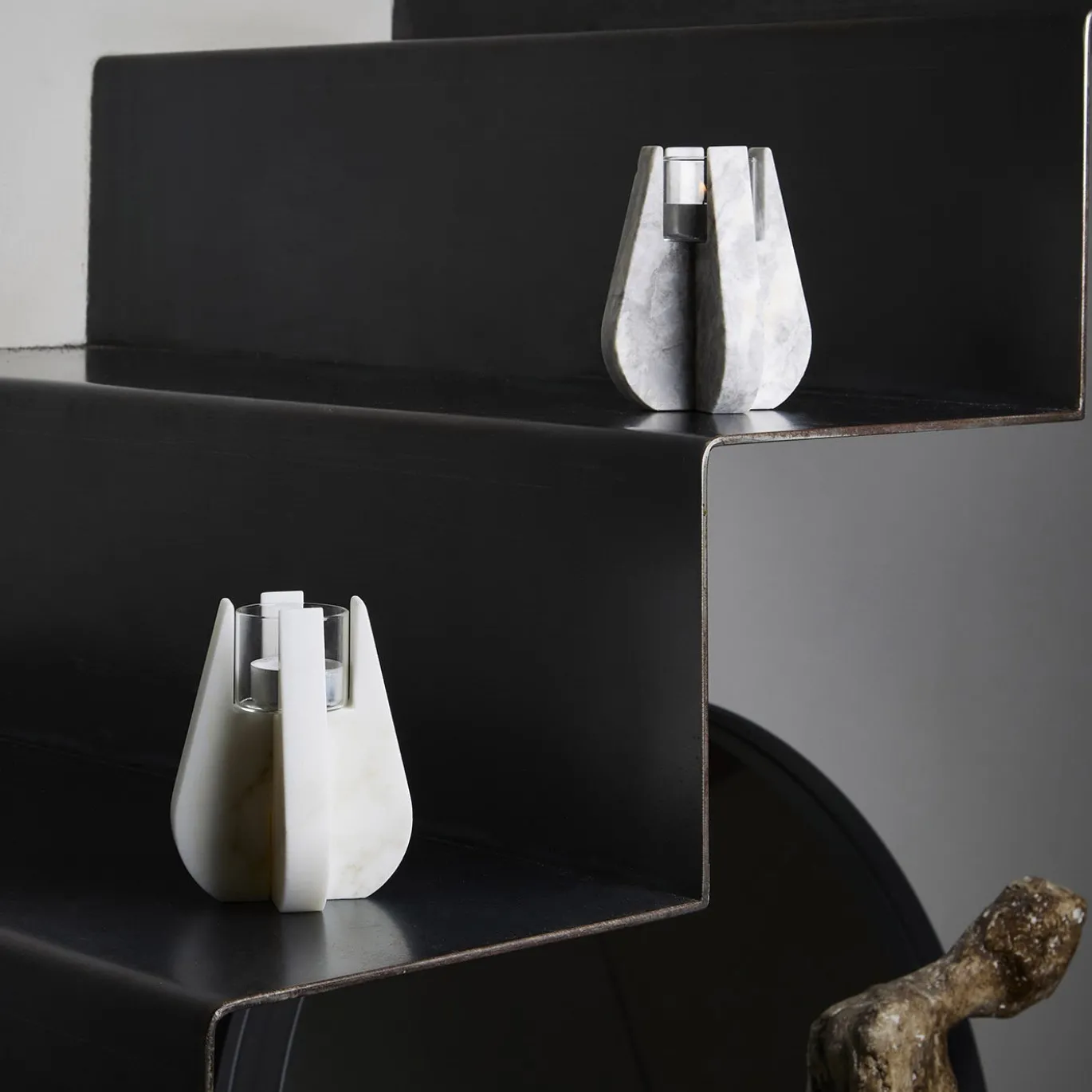 Portacandele a T Drop White Carrara #1 di Alessandra Grasso