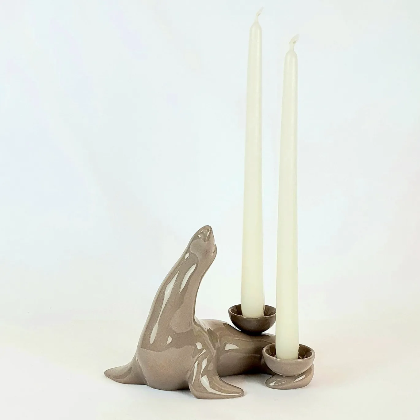 Portacandele in Ceramica Fiamme Bestiali Foca Taupe