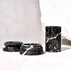 POR TAN TE Vaso a colonna in marmo nero satinato Marquina