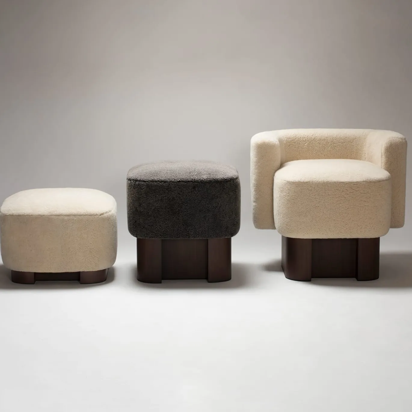Pouf alto in legno nero Lloyd