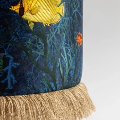 Pouf Amami con disegno marino e base in cesta