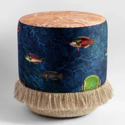 Pouf Amami con disegno marino e base in cesta