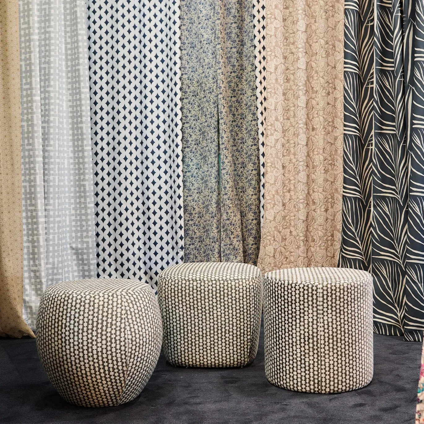 Pouf arrotondato Orfeo con motivo geometrico marrone e bianco