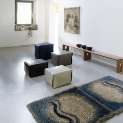 Pouf Bao in cuoio scuro di Viola Tonucci