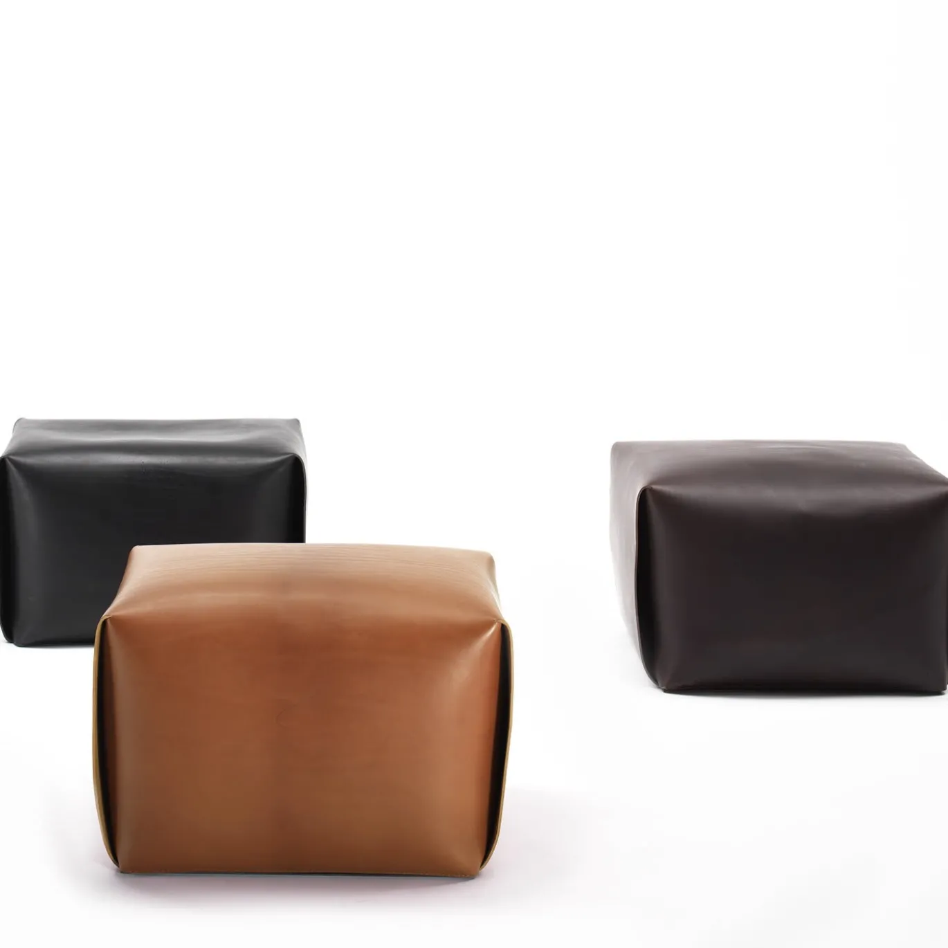 Pouf Bao in cuoio scuro di Viola Tonucci