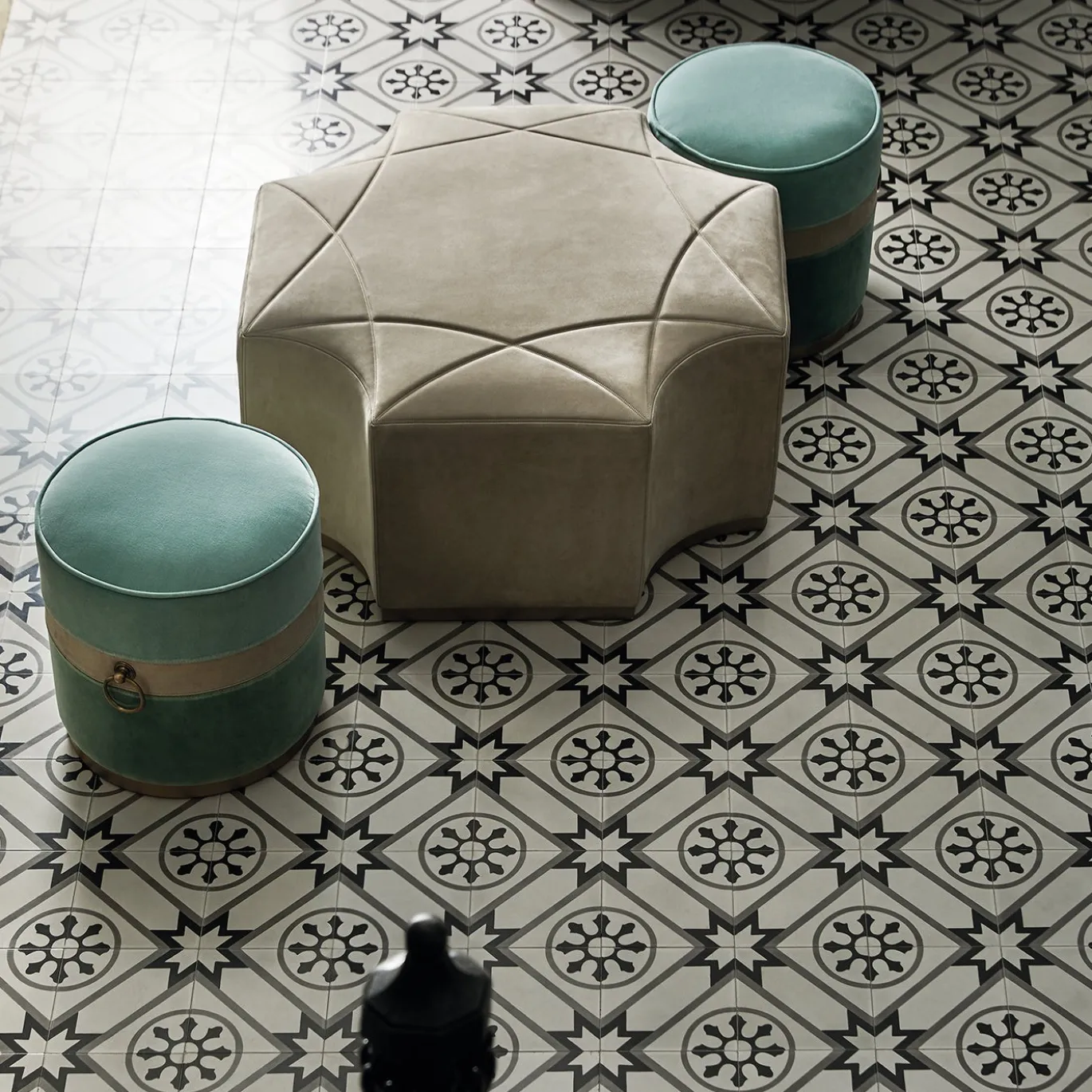 Pouf cilindrico in velluto verde con anello