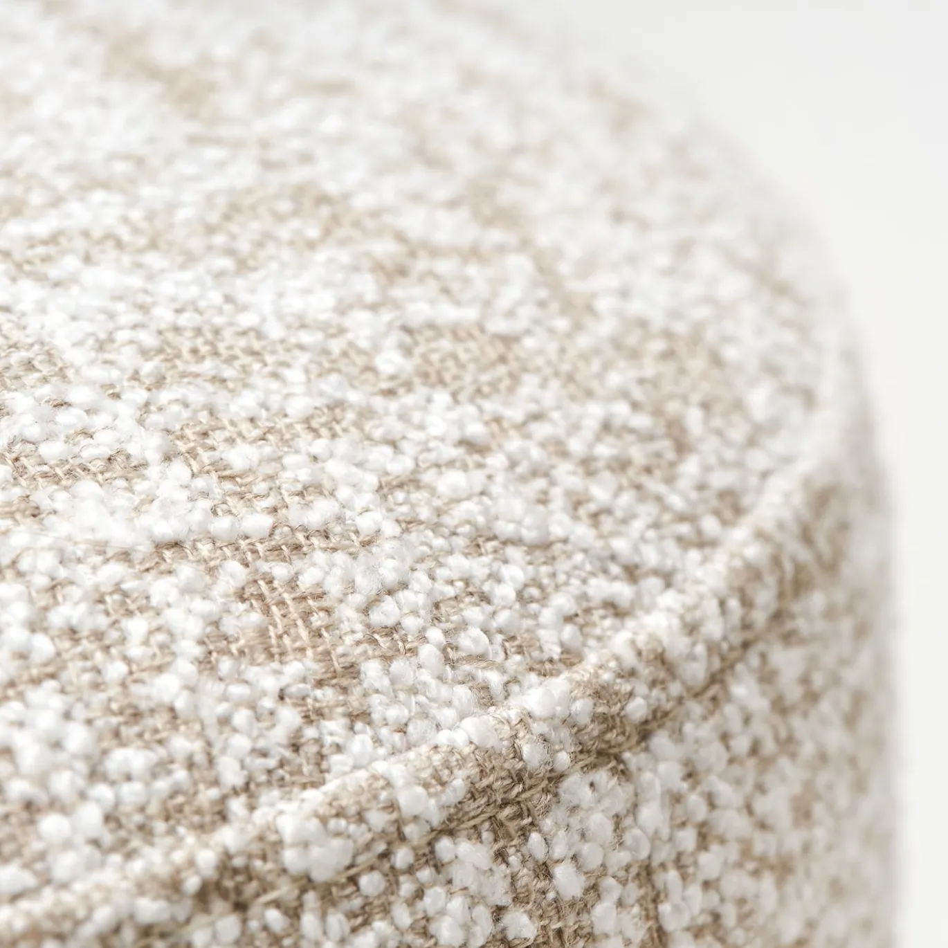 Pouf Ciro Erosion Bianco in Boucl� di Ciarmoli Queda Studio