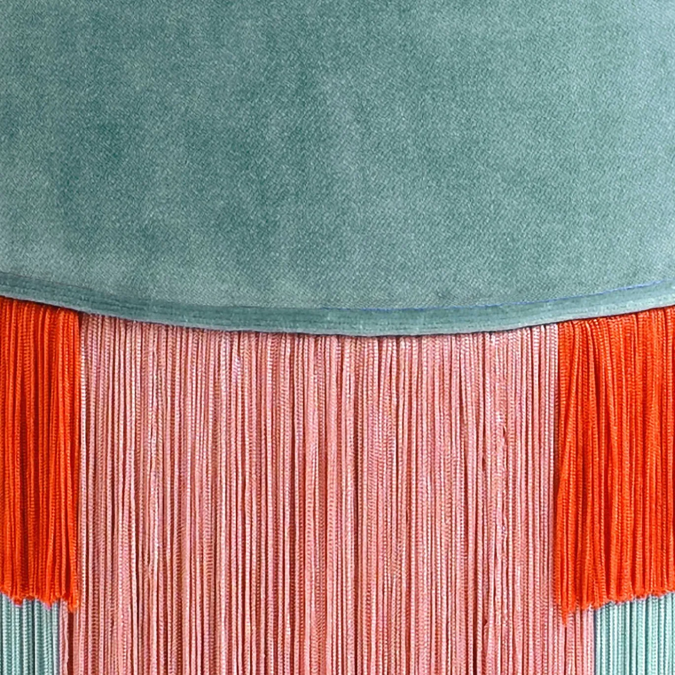Pouf Couture azzurro con frange geometriche
