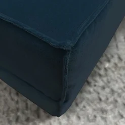 Pouf Docker in velluto blu scuro