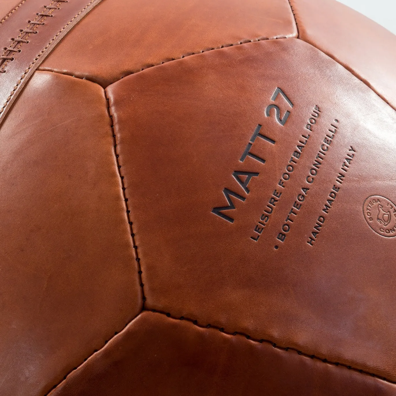 Pouf grande con pallone da calcio marrone