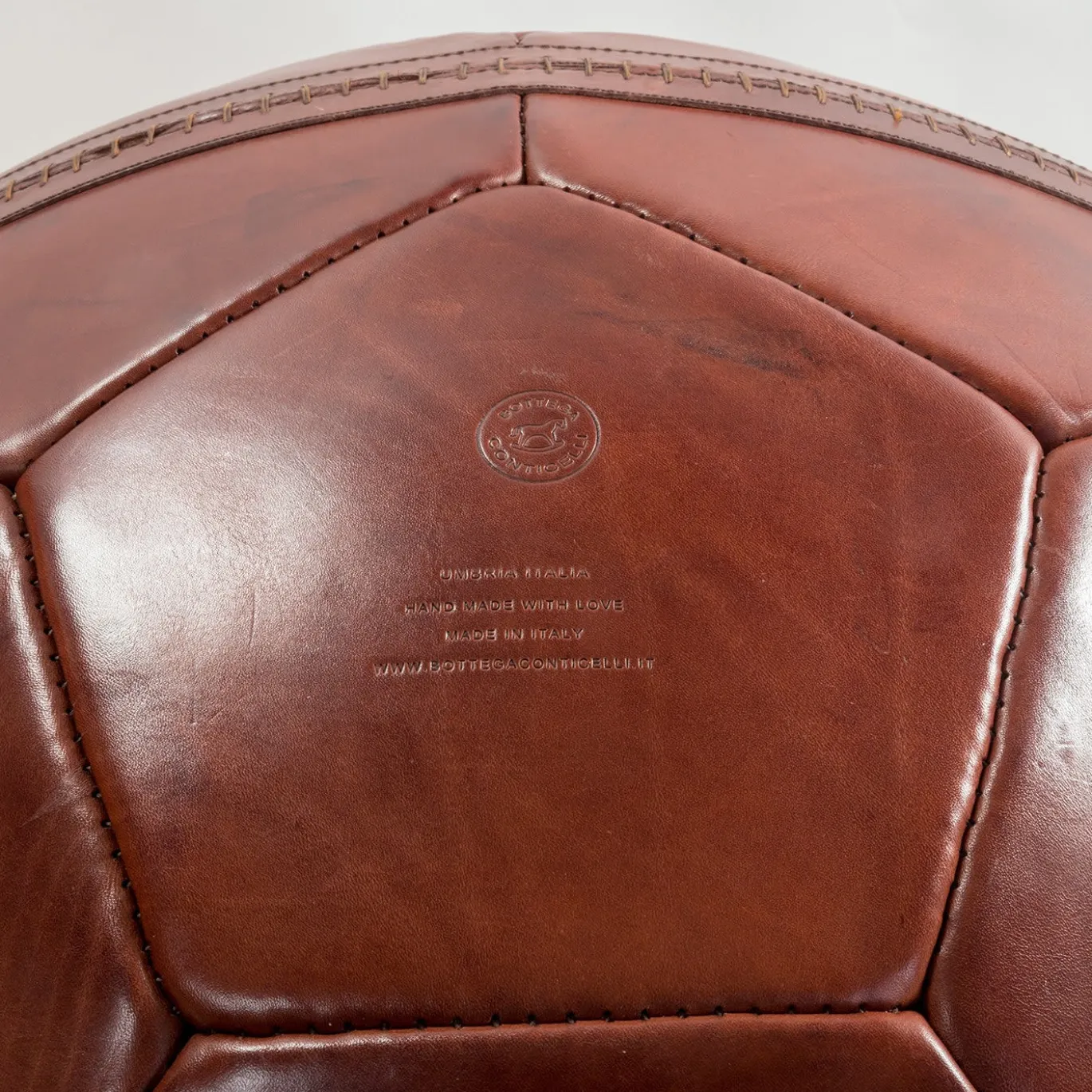 Pouf grande con pallone da calcio marrone