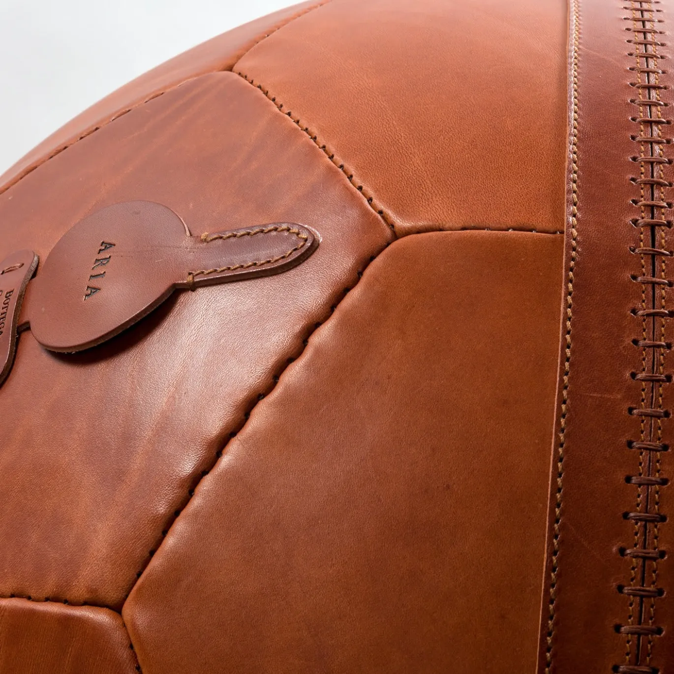 Pouf grande con pallone da calcio marrone