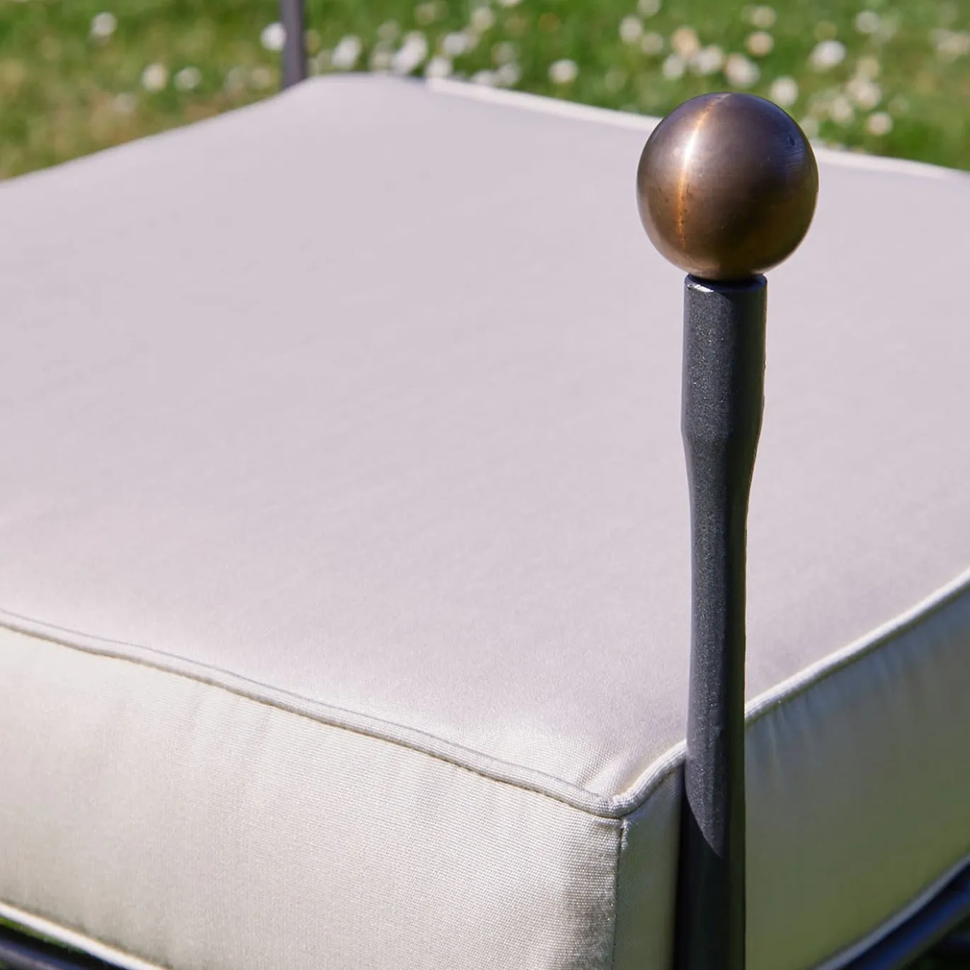 Pouf imbottito alto a trama incrociata