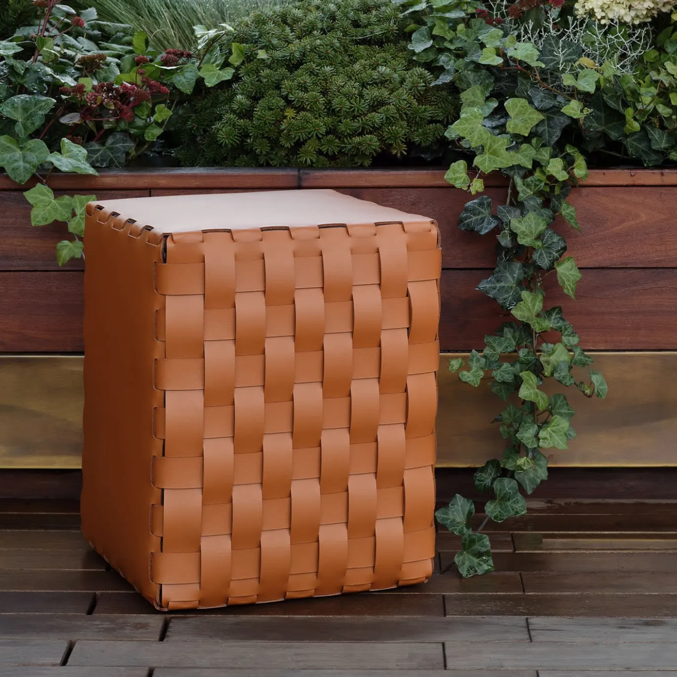 Pouf imbottito in pelle color cognac Bottega