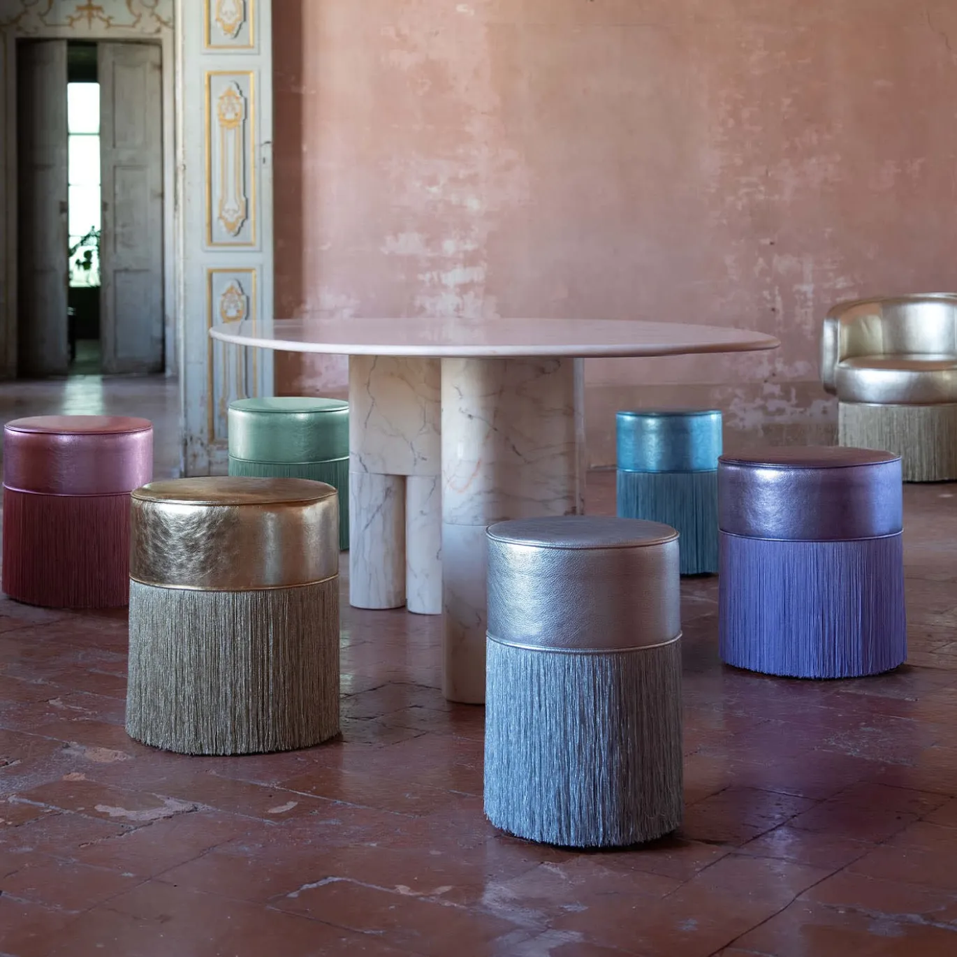 Pouf in pelle metallizzata color oro con frange in lurex
