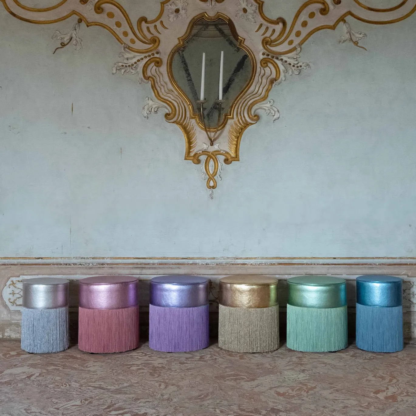 Pouf in pelle metallizzata color oro con frange in lurex