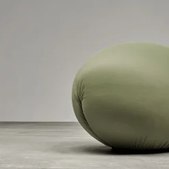 Pouf in tessuto tecnico verde Tato di Denis Santachiara